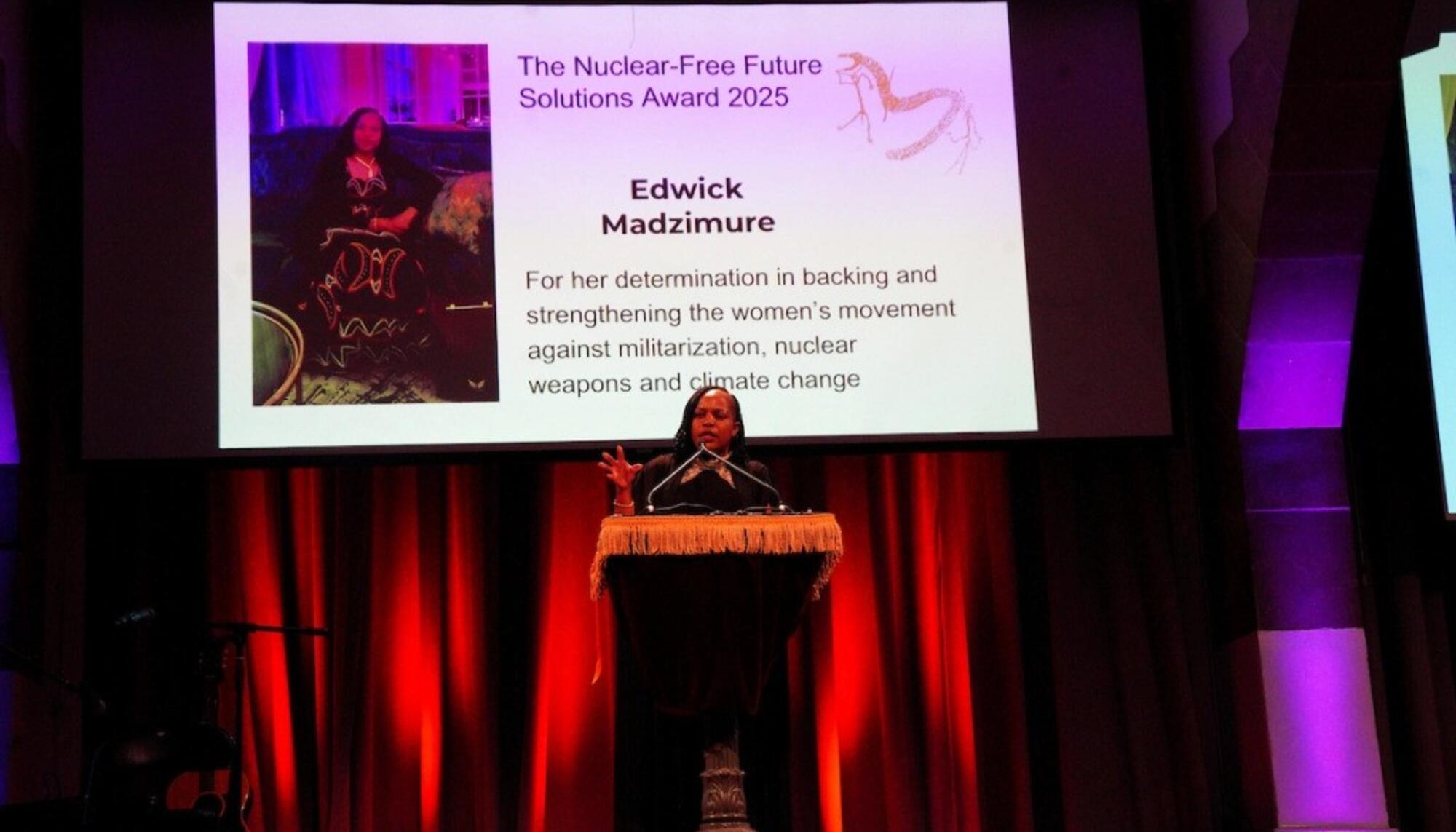 Edwick Madzimure, de Zimbabwe, ha traído las voces de las mujeres africanas a la conversación sobre el desarme nuclear. Recibió el premio por Solución. Fuente: Adam Stoltman